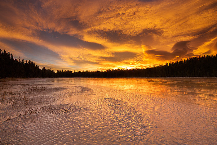 A beautiful late season sunrise unfolds in the skies&nbsp;over Bierstadt Lake. The frozen surface of Bierstadt Lake reflects...