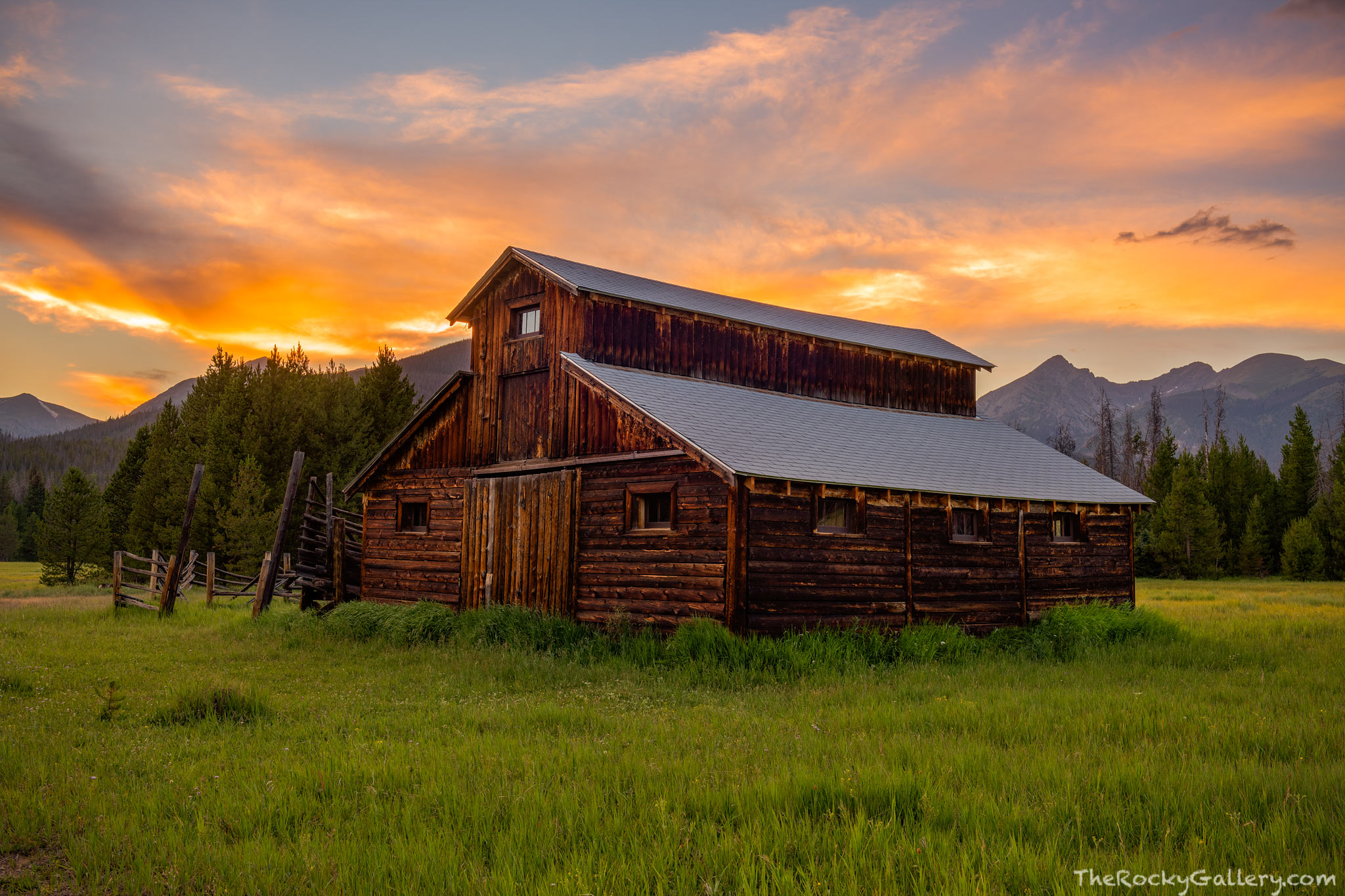 Sunset is coming to the Kawuneeche Valley of Rocky Mountain National Park. Little Buckaroo Barn says goodnight to another lovely...